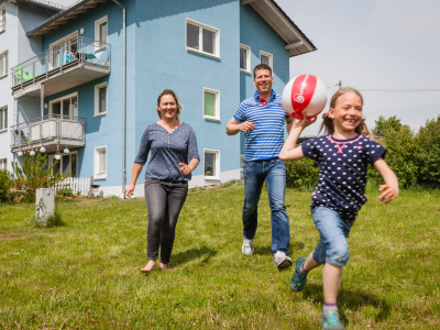 Thüringer Familienbaudarlehen (Familie spielt vor dem Haus)