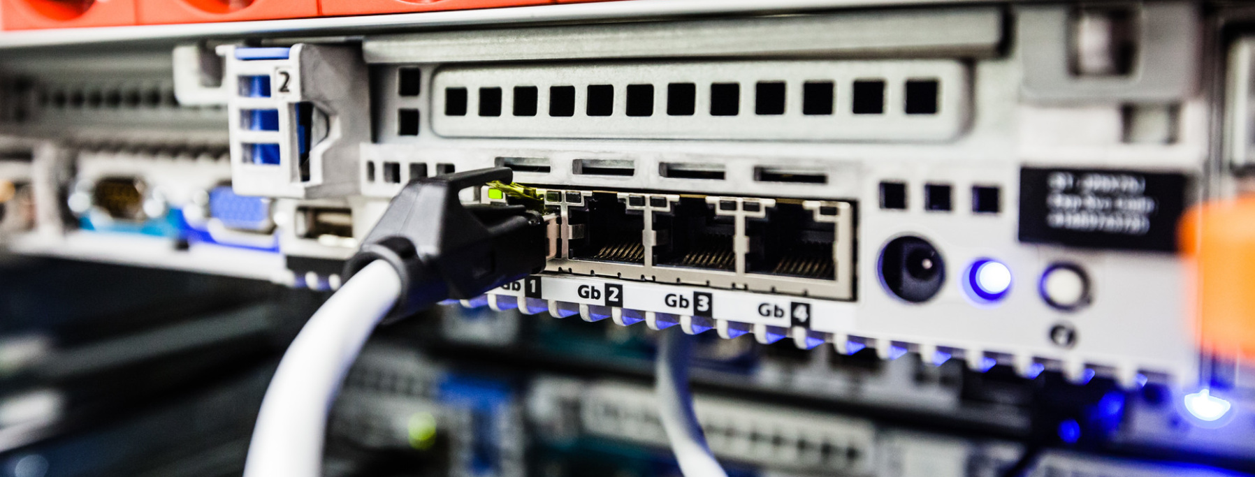 Digitalbonus (im Bild zu sehen sind Anschlüsse und Kabel in einem Serverraum)