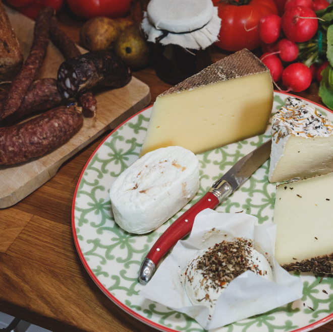 Regional hergestellte Milch- und Wurstwaren.