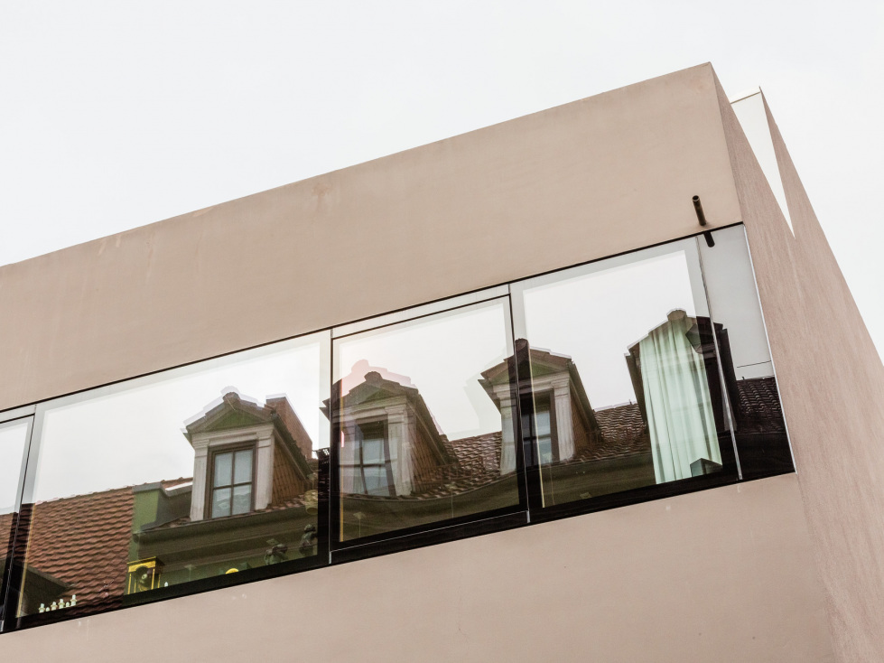 Urteil des EuGH zur HOAI: Was bedeutet das für Ihre Kommune? (im Bild: Architekturaufnahme: Häuser spiegeln sich in Glasfassade)