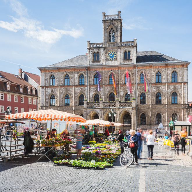 Förderprogramme für öffentliche Einrichtungen und Kommunen (im Bild: Marktplatz und Rathaus in Weimar)