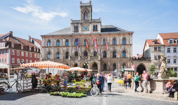 Förderprogramme für öffentliche Einrichtungen und Kommunen (im Bild: Marktplatz und Rathaus in Weimar)