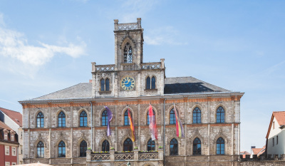 Förderprogramme für öffentliche Einrichtungen und Kommunen (im Bild: Marktplatz und Rathaus in Weimar)