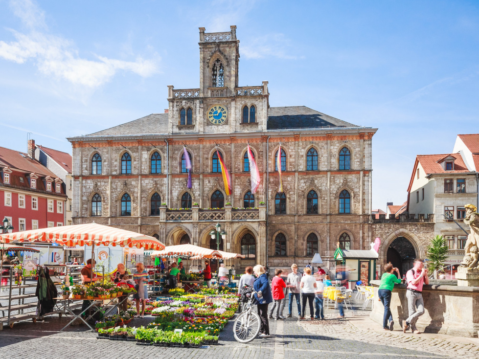 Förderprogramme für öffentliche Einrichtungen und Kommunen (im Bild: Marktplatz und Rathaus in Weimar)